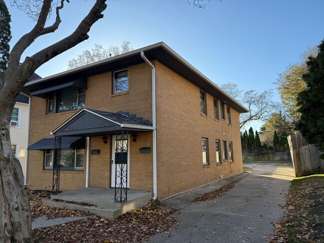 Foto del edificio - Gardiner Ave S. 223-225