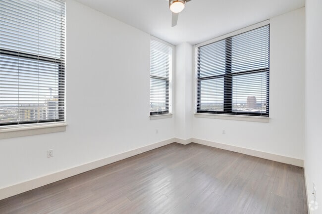 2BR, 2BA - 834SF - B7 - Main Bedroom - Derby