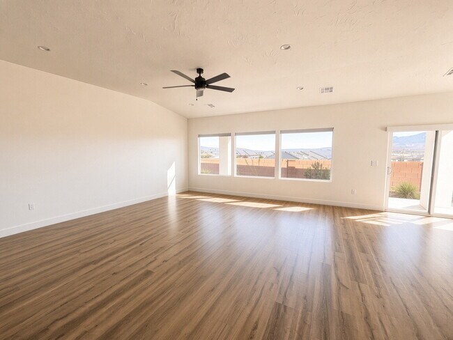 Foto del edificio - Unobstructed views of Pine Mountain on corner lot.