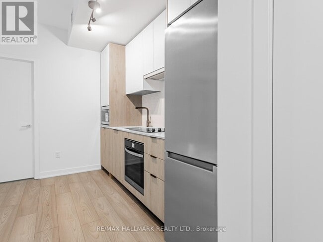 Building Photo - 1007 The Queensway