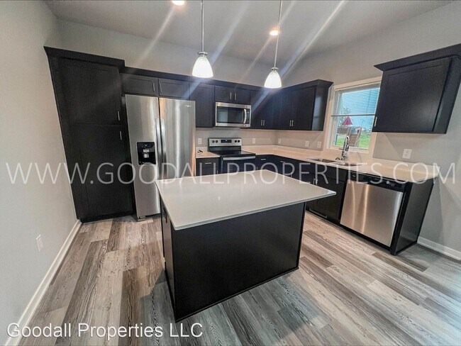Building Photo - 3 br, 2.5 bath House - 1730 Howard Dr