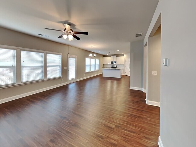 Building Photo - One Month Free! Move in by 4.15 This house...