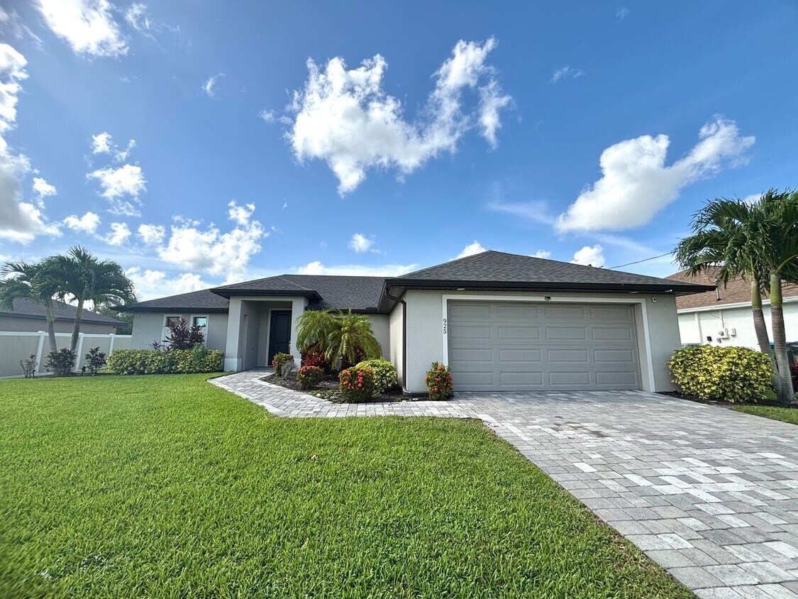 Foto principal - Modern 3 Bed, 2 Bath Home with Stylish Upg...
