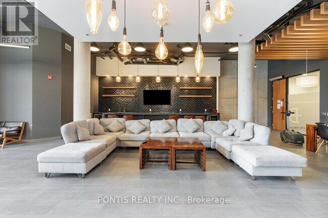 Photo du bâtiment - 255 Northfield Dr E