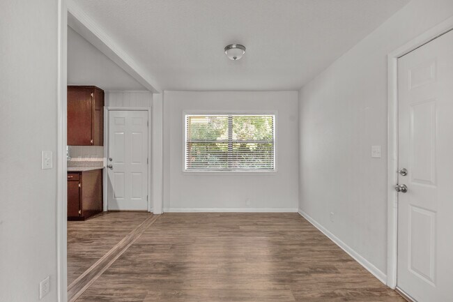 Foto del edificio - 6592 Sellers Dr