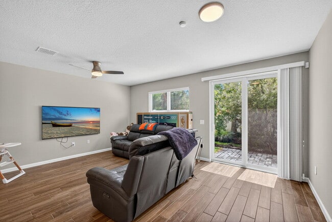 Building Photo - 392 SE Sea Hunt Way