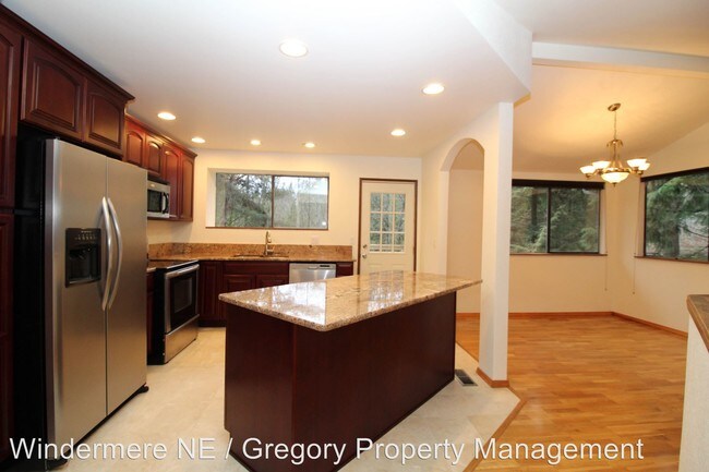 Building Photo - 3 br, 3 bath House - 12713 Juanita Dr NE