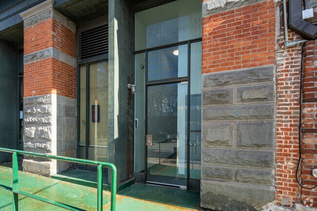 Entrada - 387-397 Greenwich St