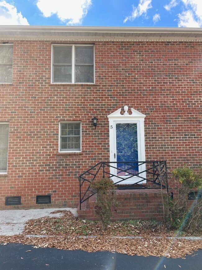 Foto del edificio - 2 BED, 1.5 BATH TWO STORY TOWNHOME!