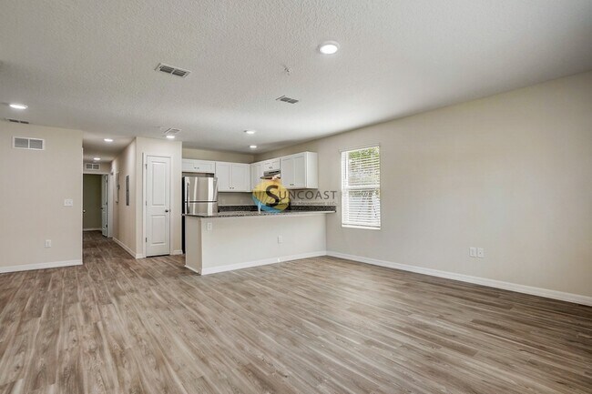 Building Photo - Downstairs Unit Available | Free to Apply!