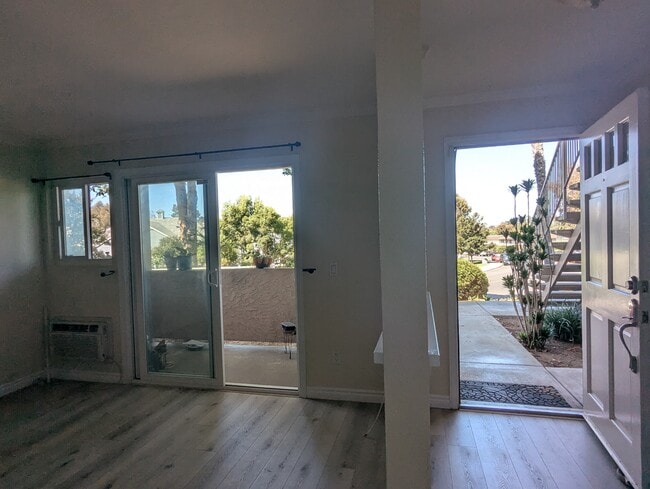 Entrance and living room - 10006 Maya Linda Rd