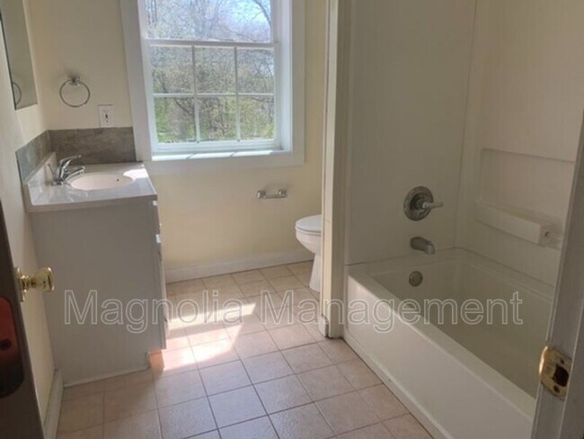 Building Photo - 516 N Beckford Dr