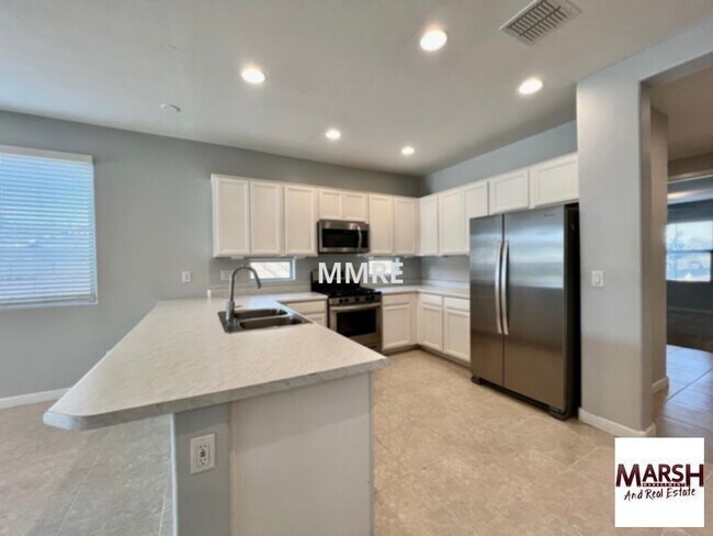 Building Photo - Great 5 bedroom home in Phoenix gated comm...