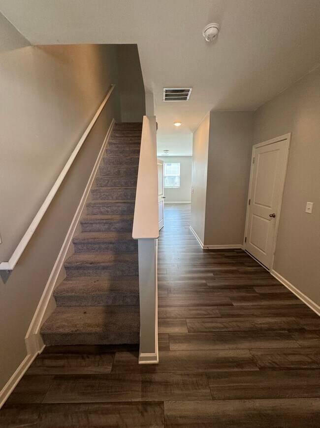 Foto del edificio - Nice 2/2.5 Townhouse in Cartersville- $1,495