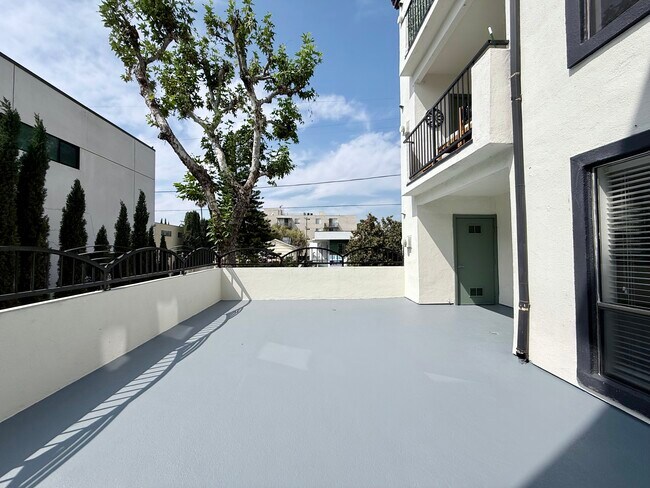 Patio privado de la unidad 111 - Mansfield Terrace Apartments