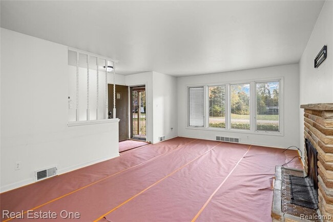 Building Photo - 2360 Pine View Dr