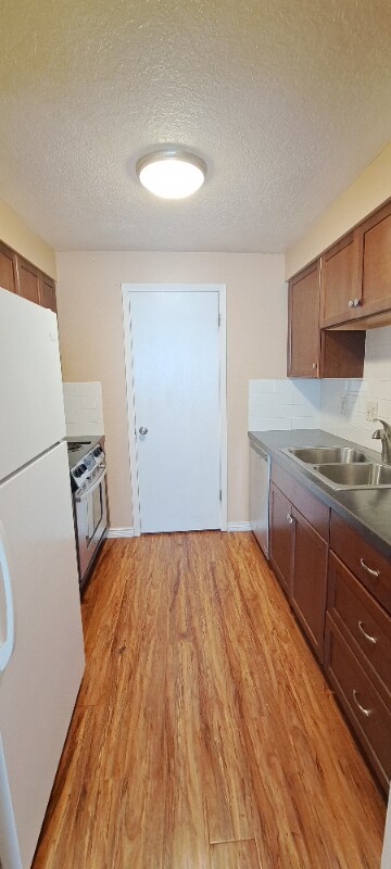 Foto del edificio - 753 Meadows Dr