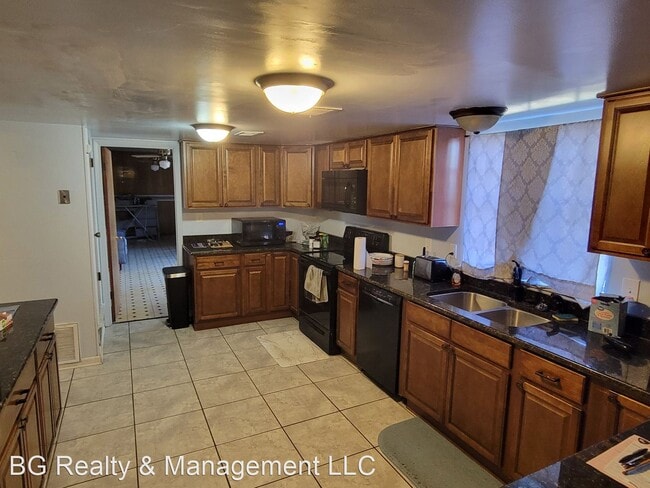 Building Photo - 4 br, 2.5 bath House - 906 Greenbriar Street