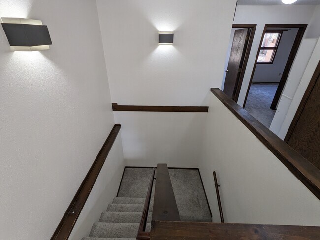 Escaleras/Pasillo - 1028 Mesa Verde Pl