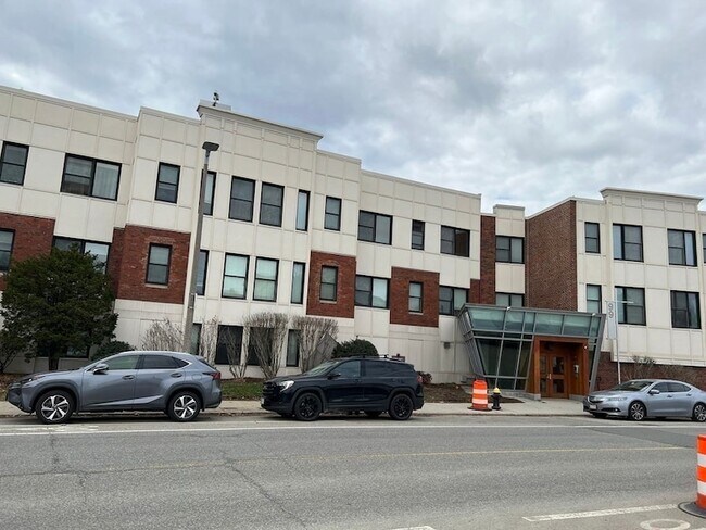 Foto del edificio - 99 Chestnut Hill Ave