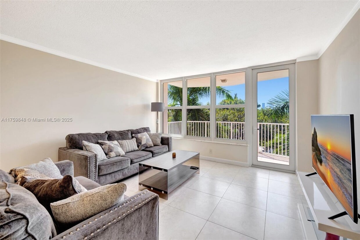Foto principal - 3181 S Ocean Dr