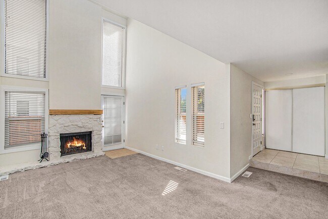 Building Photo - Spacious 2Bed/3Bath Townhouse in Central Denver