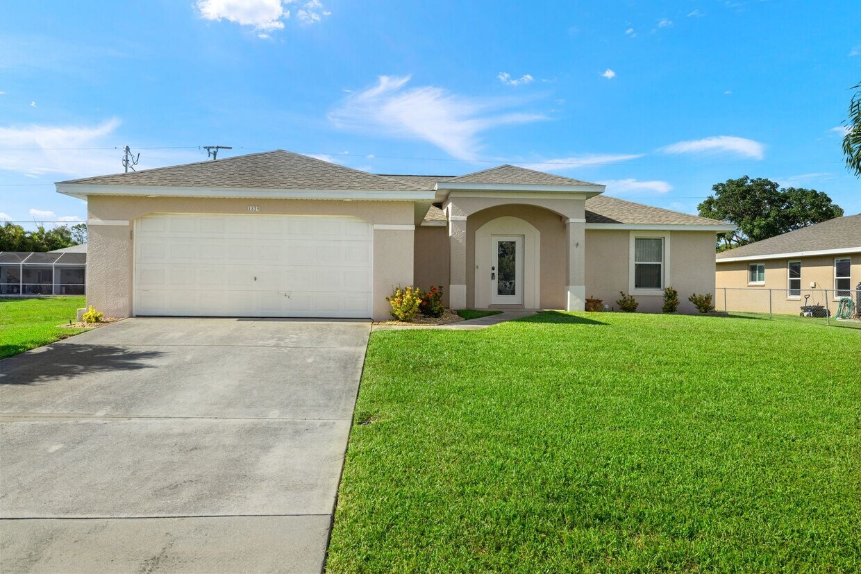 Primary Photo - This Beautiful SW 3/2/2 Home is move-in re...