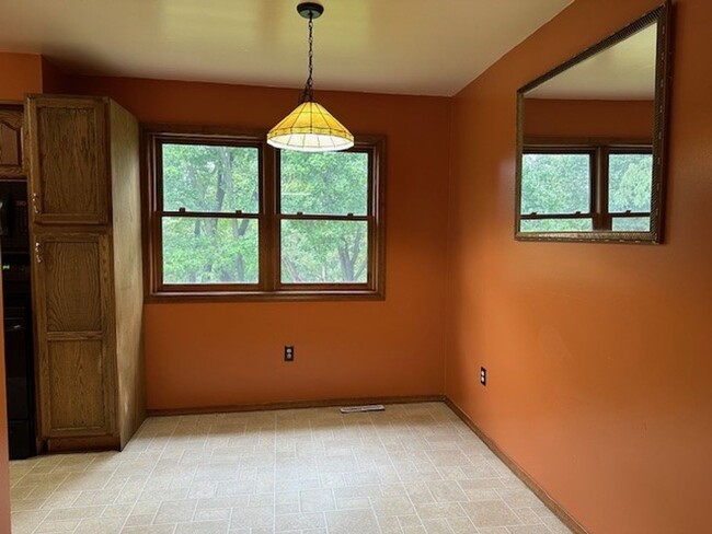 Building Photo - 3 Bedroom, 2 Bathroom Ranch Style Home Loc...