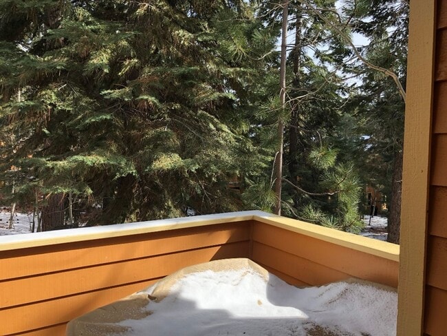 Foto del edificio - A quiet upstairs location with forest views