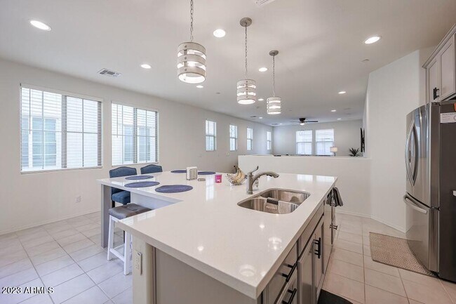 Foto del edificio - 1732 E Hampton Ln