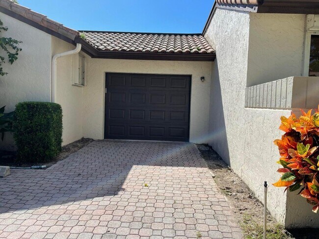 Building Photo - 420 Ashwood Pl