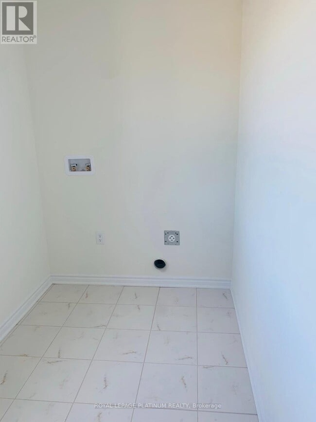 Building Photo - 1366 Sycamore Garden