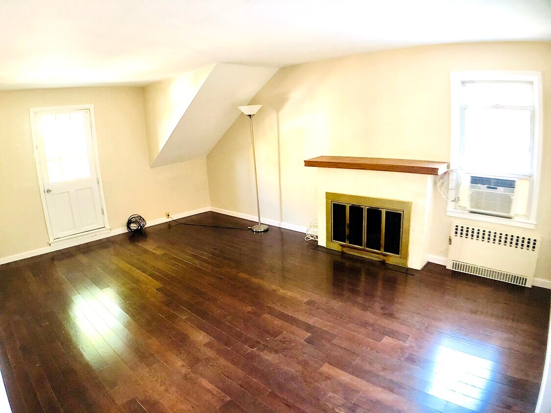 10 Park Plz Unit 2, Floral Park, NY 11001 Apartments in Floral Park