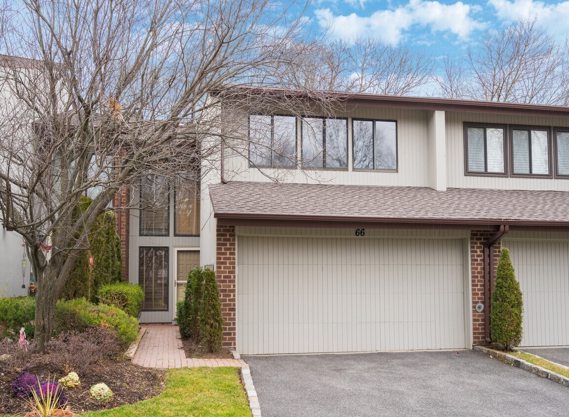 66 Foxwood Dr, Jericho, NY 11753 Condo for Rent in Jericho, NY