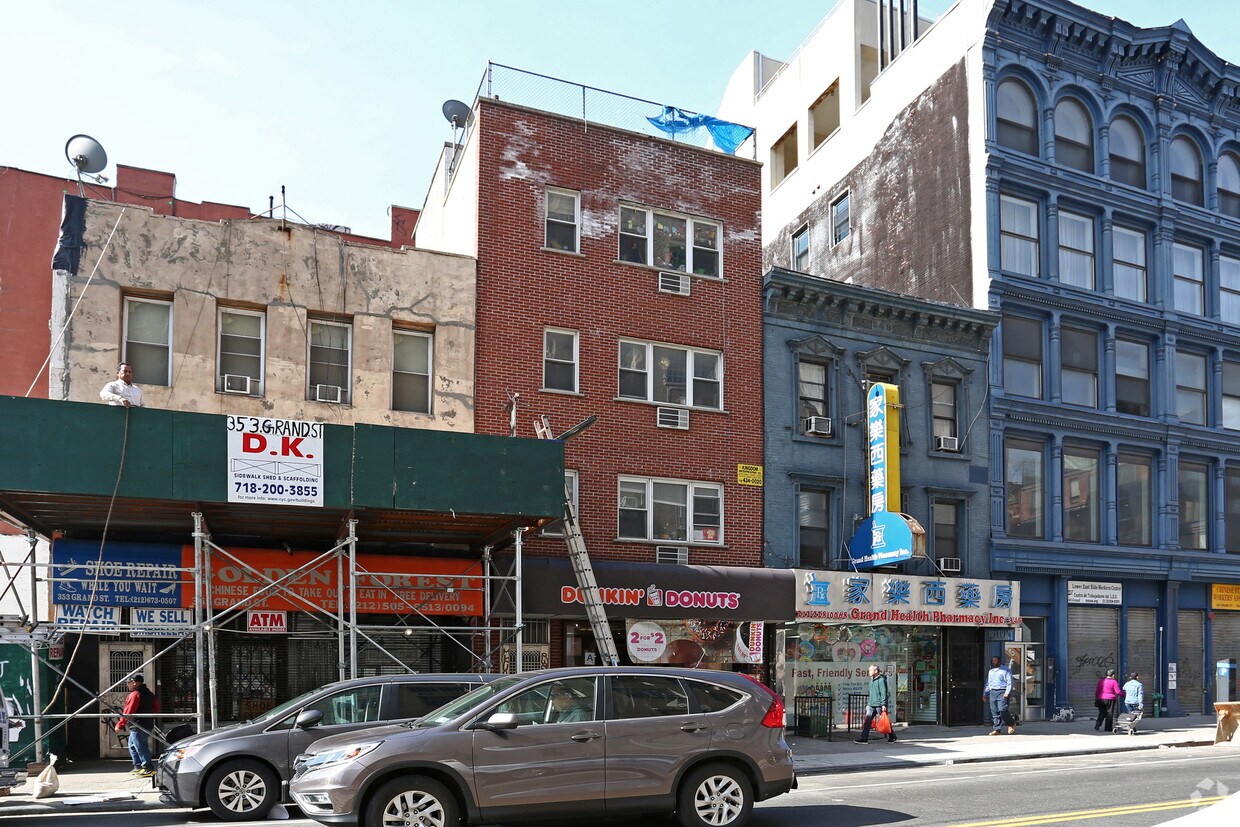 Building Photo - 351 Grand St