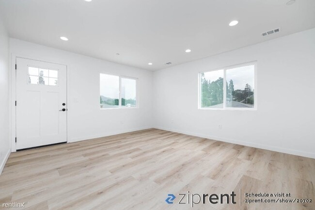 Building Photo - 3 br, 2 bath 4plex - 6965 Saranac St, San ...