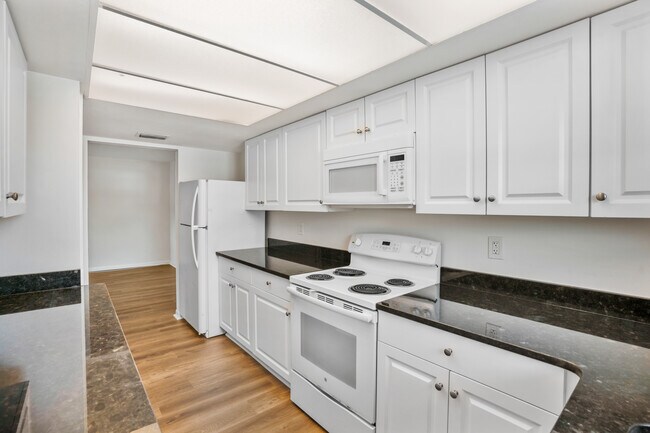 Building Photo - 3405 Sherwood Dr