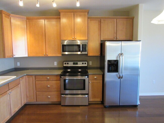 Building Photo - Spacious Condo in Gated Community | Close to light rail.