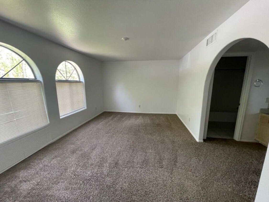 Primary Photo - 2 Bedroom 2 Bath condo close to Downtown C...