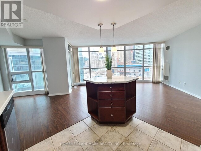 Building Photo - 18 Yonge St