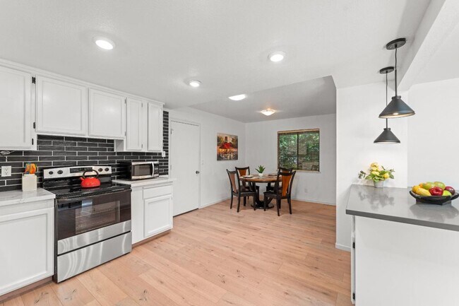 Foto del edificio - 4 Bedroom Home in Sierra Oaks