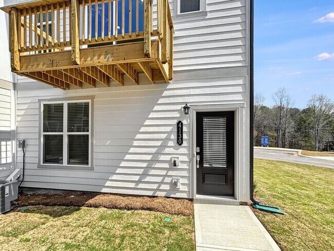 Building Photo - 4-Bedroom Home with Scenic Views and Conve...