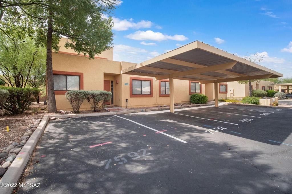7592 E Kini Dr, Tucson, AZ 85710