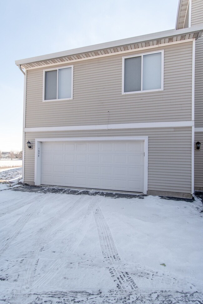 Building Photo - 1628 Fieldstone Dr N