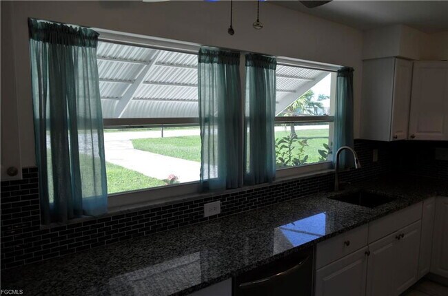 Foto del edificio - 451 Monterey Ave