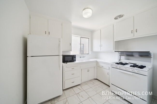 Foto del edificio - 8440 Blackburn Ave