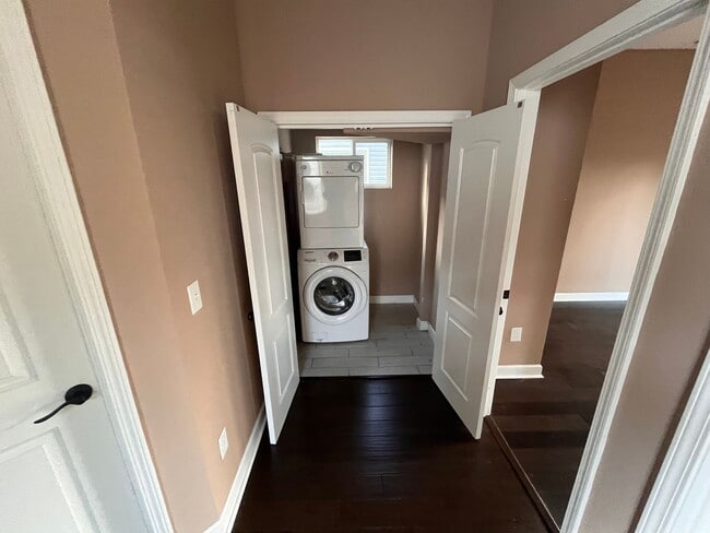 Building Photo - Beautiful 2 Bedroom Downtown!
