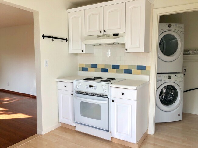 Building Photo - Charming 2BD Cottage in Westwood – Availab...