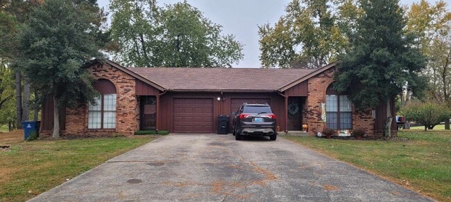 Building Photo - 211 Woodbine Dr