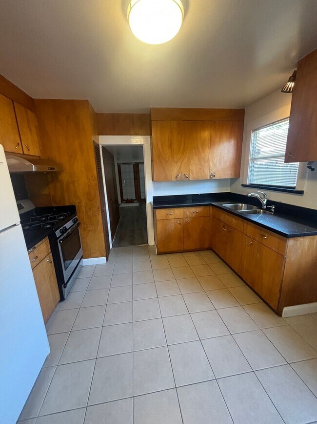 Foto del edificio - 2 bedroom home w/a beautiful backyard! AVAILABLE NOW!